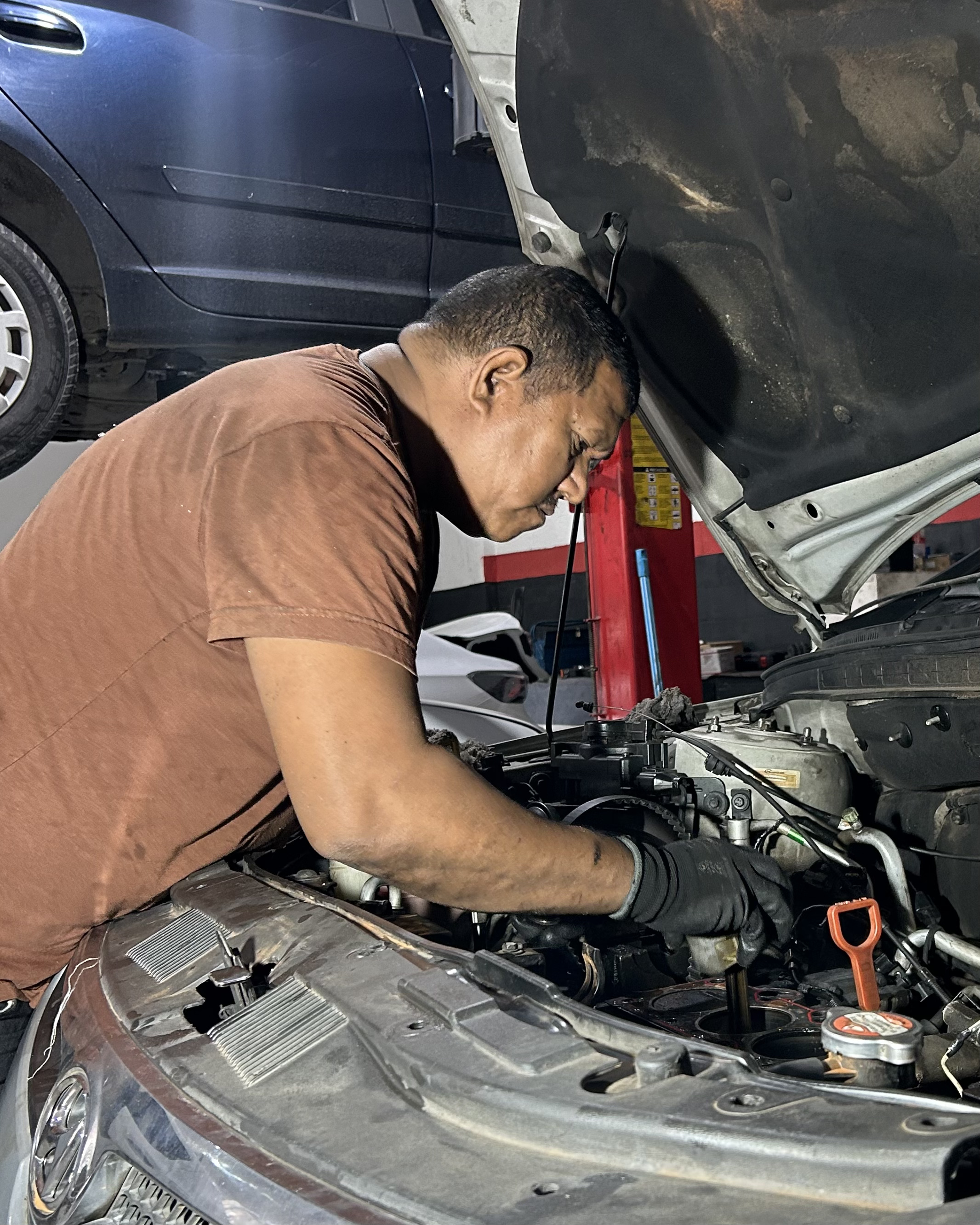 Mecânico trabalhando no motor de um veículo