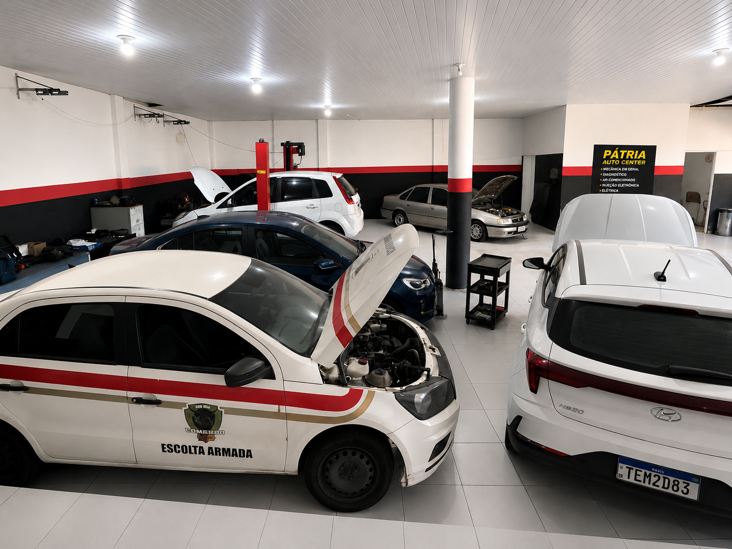 Oficina Pátria Auto Center com múltiplos veículos em atendimento